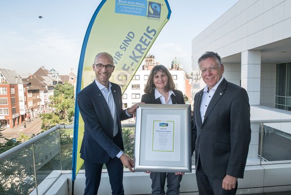 Hans-Jürgen Petrauschke mit Petra Koch und Kreissprecher Benjamin Josephs halten Fairtrade-Urlunde