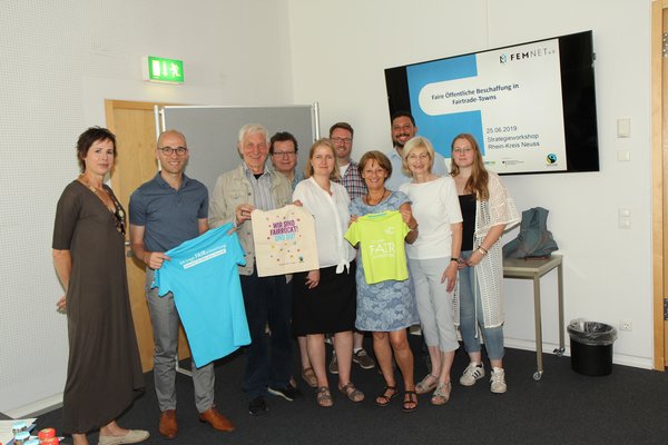 Personengruppe - einige halten fair gehandelte T-Shirts oder Taschen