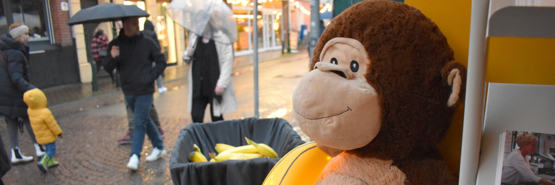 Beim Martinsmarkt erhielten die Besucherinnen und Besucher Fairtrade-Bananen am Stand der Stadt Korschenbroich.