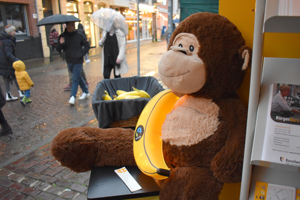 Beim Martinsmarkt erhielten die Besucherinnen und Besucher Fairtrade-Bananen am Stand der Stadt Korschenbroich.