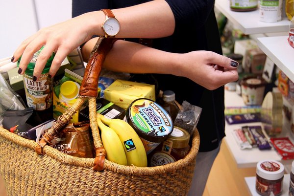 Fairtrade Produkte in einem Einkaufskorb