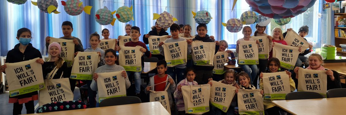 Gruppenbild der Eisbärenklasse mit den fairen Baumwolltaschen