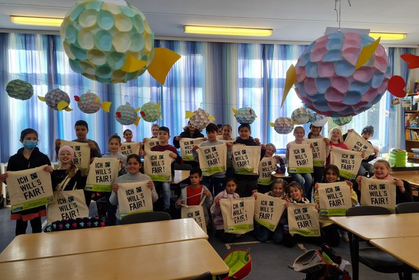 Gruppenbild der Eisbärenklasse mit den fairen Baumwolltaschen