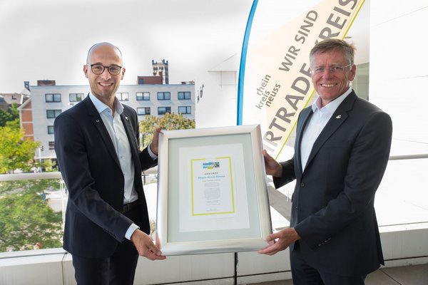 Landrat Hans-Jürgen Petrauschke und Kreissprecher Benjamin Josephs freuen sich, dass der Rhein-Kreis Neuss weiterhin Fairtrade-Kreis bleibt.