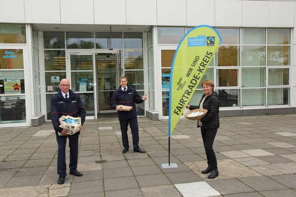 Stefan Veiser und Tim Gladis nahmen die Schokolade für den Malteser Hilfsdienst Neuss von Renate Kuglin vom Presseamt des Rhein-Kreises Neuss entgegen.