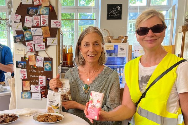 Petra van Baarsen, Leiterin des Klosterladens, bot für die Radler Kostproben aus fairem Handel an.