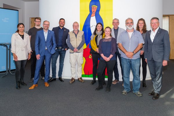 Gruppenfoto von Landrat Hans-Jürgen Petrauschke mit Teilnehmern des deutschen Netzwerktreffens