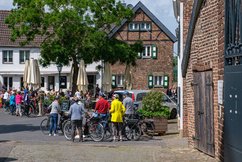 Themen-Radrouten: Gruppe Fahrradfahrer in Zons