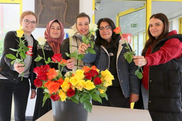 5 junge Frauen mit Rosen