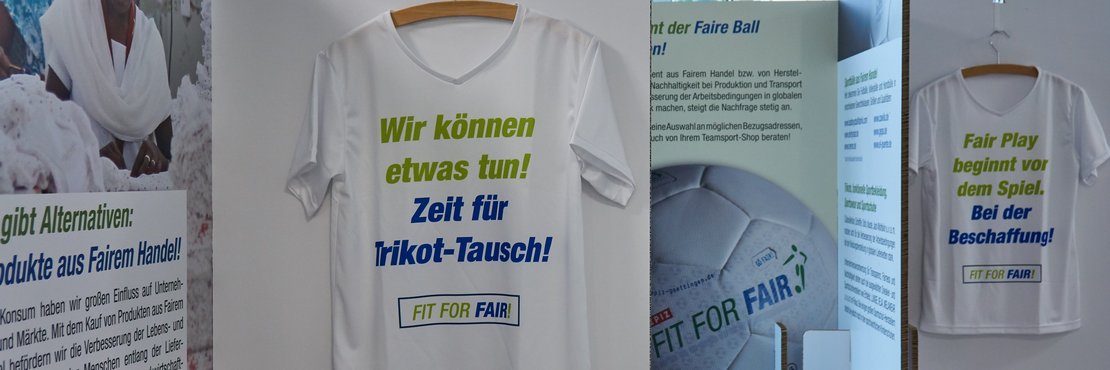 Ein T-Shirt mit der Aufschrift "Wir können etwas tun" Zeit für Trikot tausch" hängt an einem Haken