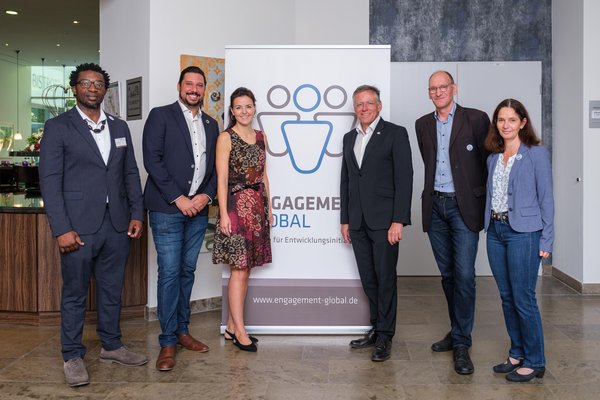 Foto von Landrat Hans-Jürgen Petrauschke mit Derval Toukam (Klimaschutzmanager der Stadt Grevenbroich), Thiago de Carvalho Zakrzewski, Ina Grothe, Ulrich Held (SKEW Abteilungsleiter) und Dr. Britta Milimo (Projektleiterin SKEW) 