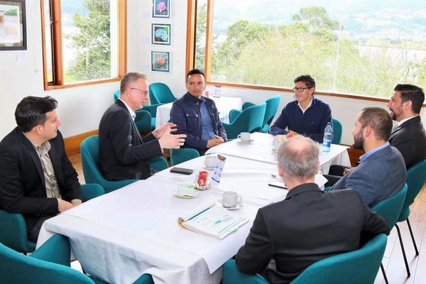 Sitzen an Tisch: Fredy Aguirre, Kreisdirektor Dirk Brügge, Jaime Rodríguez, Ramiro Barragán, Thiago de Carvalho Zakrzewski, Giovany Viasus-Quintero und Marcus Temburg.