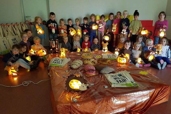 Gruppenbild Kinder mit Martinslaternen