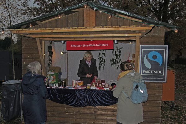 Holzhütte mit Weihnachtsdeko