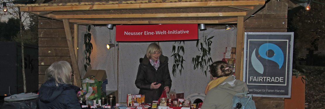 Holzhütte mit Weihnachtsdeko