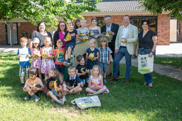 Gruppenfoto mit Kita-Kindern