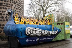 Mitarbeiter der Kreisverwaltung in Bananenkostümen auf Karnevalswagen