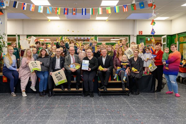 Gruppenfoto mit Bananen für die Kinder